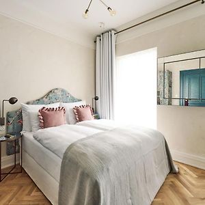 Petite Kamer met een King Size Bed